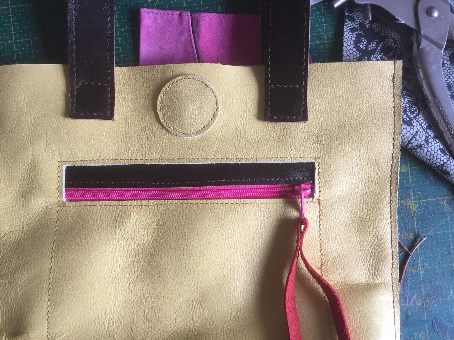 Stevige Kleine Shopper van Leer VanStoel#274 GEEL | Handgemaakt van HERGEBRUIKT leer | duurzaam is beter