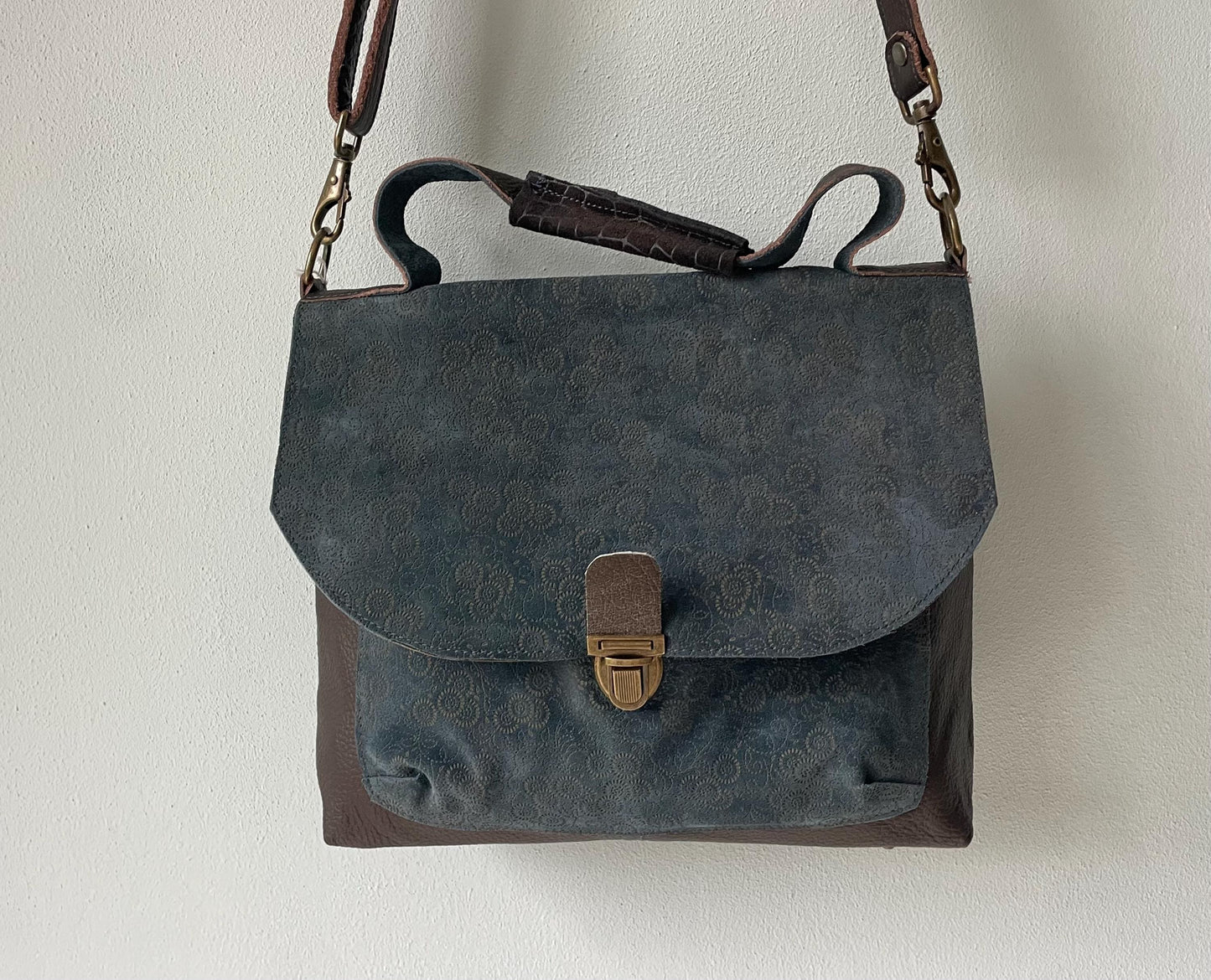 Schoudertas Handtas van Leer met Klep VanStoel#320 BLAUW MOTIEF | Handgemaakt van HERGEBRUIKT leer | duurzaam is beter