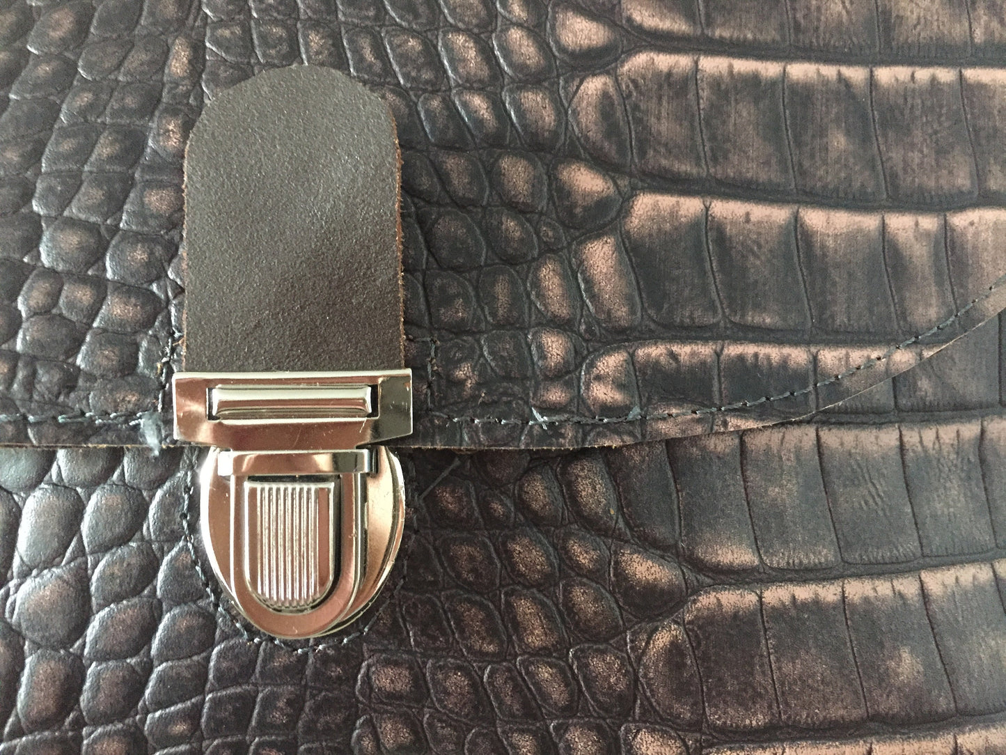 Schoudertas Handtas van Leer met Klep VanStoel#313 BRUIN | Handgemaakt van HERGEBRUIKT leer | duurzaam is beter