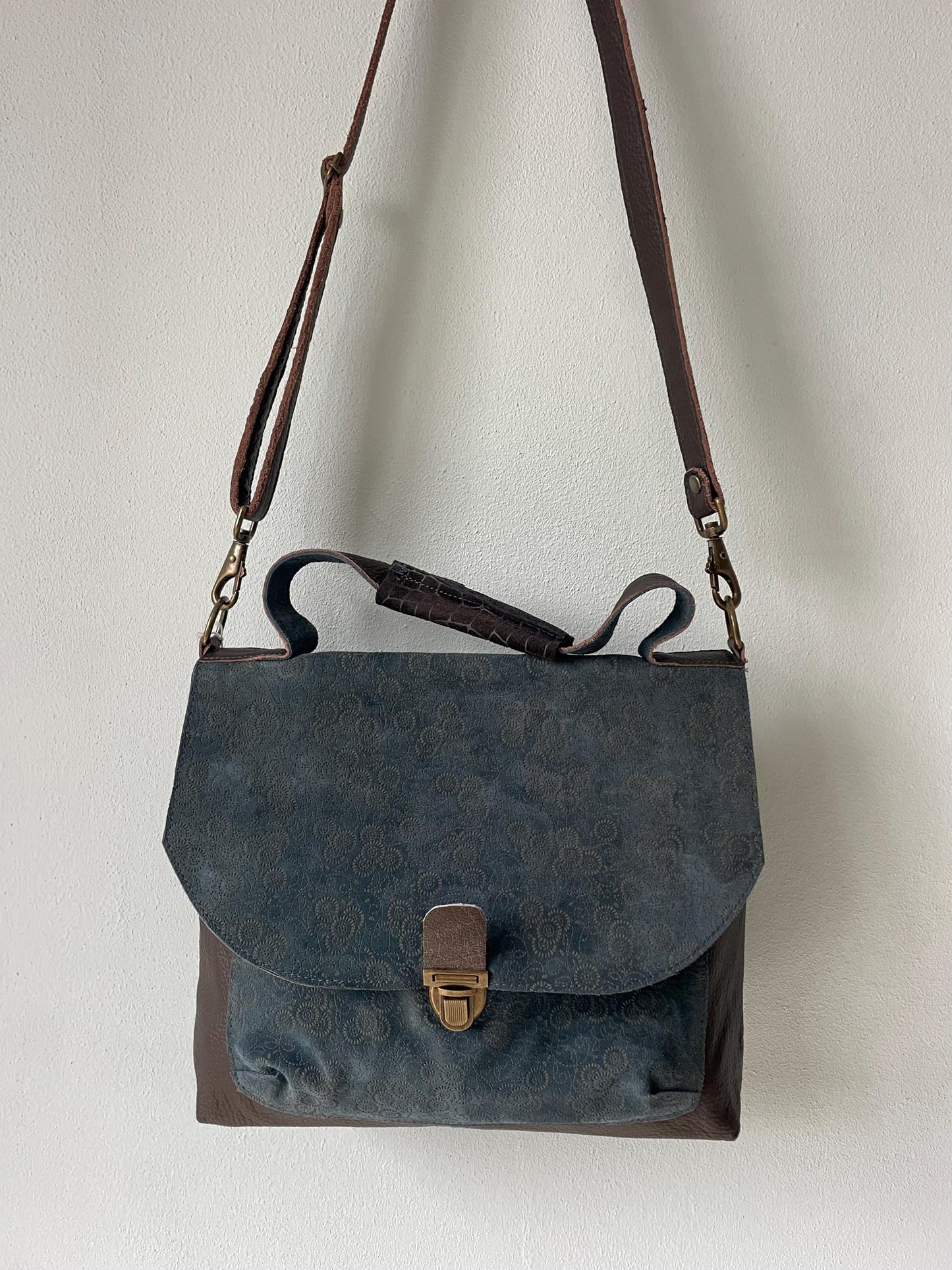 Schoudertas Handtas van Leer met Klep VanStoel#320 BLAUW MOTIEF | Handgemaakt van HERGEBRUIKT leer | duurzaam is beter